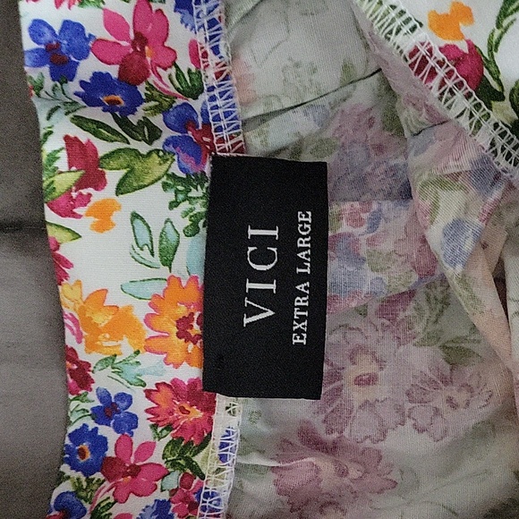 Vici floral flutter sleeve top - Picture 4 of 4